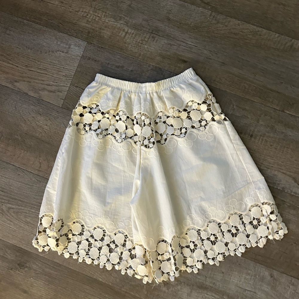 Elegant White Lace Women's Bermuda Shorts